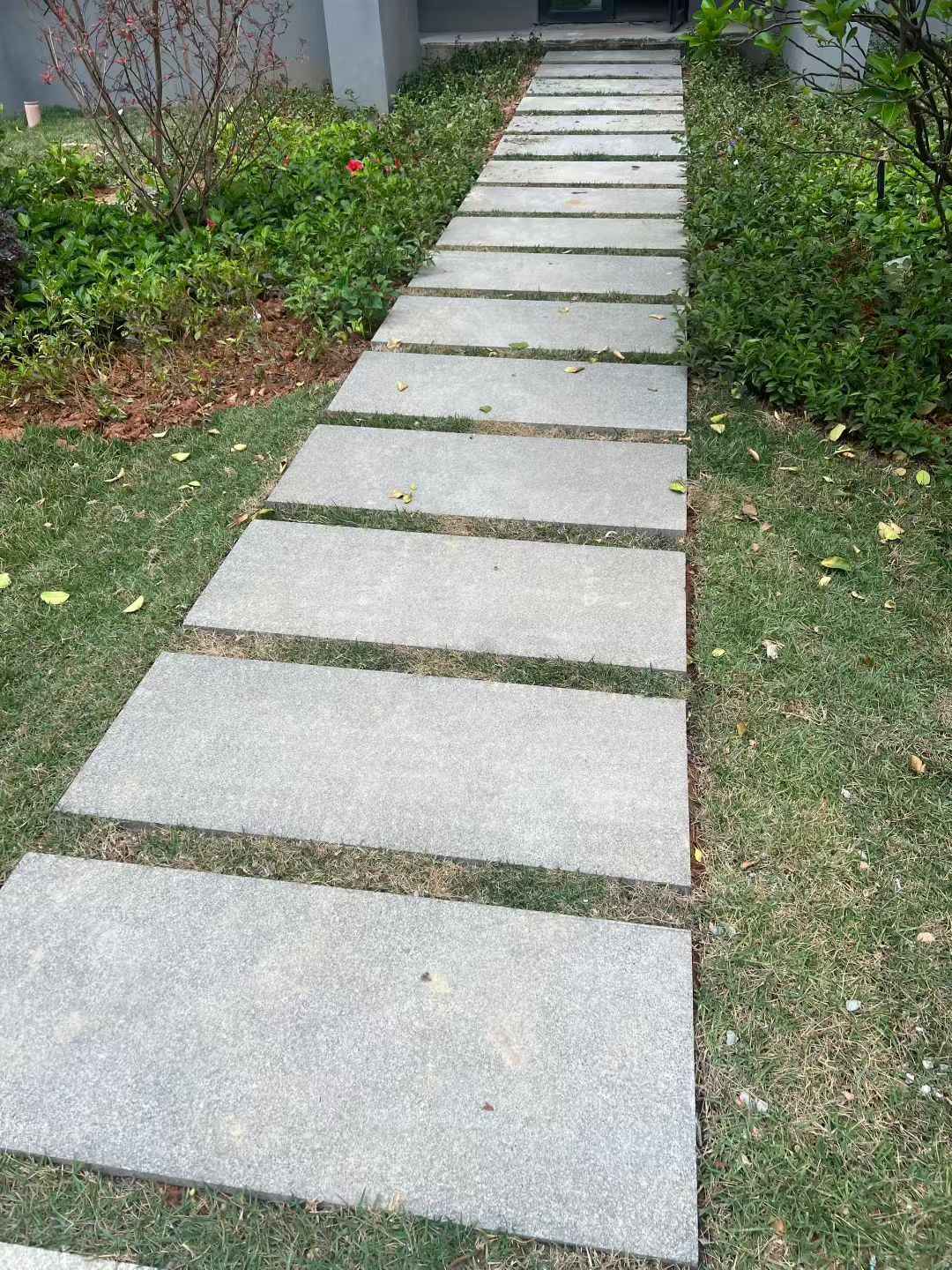 南通 芝麻黑小区踏步、汀步石铺装效果