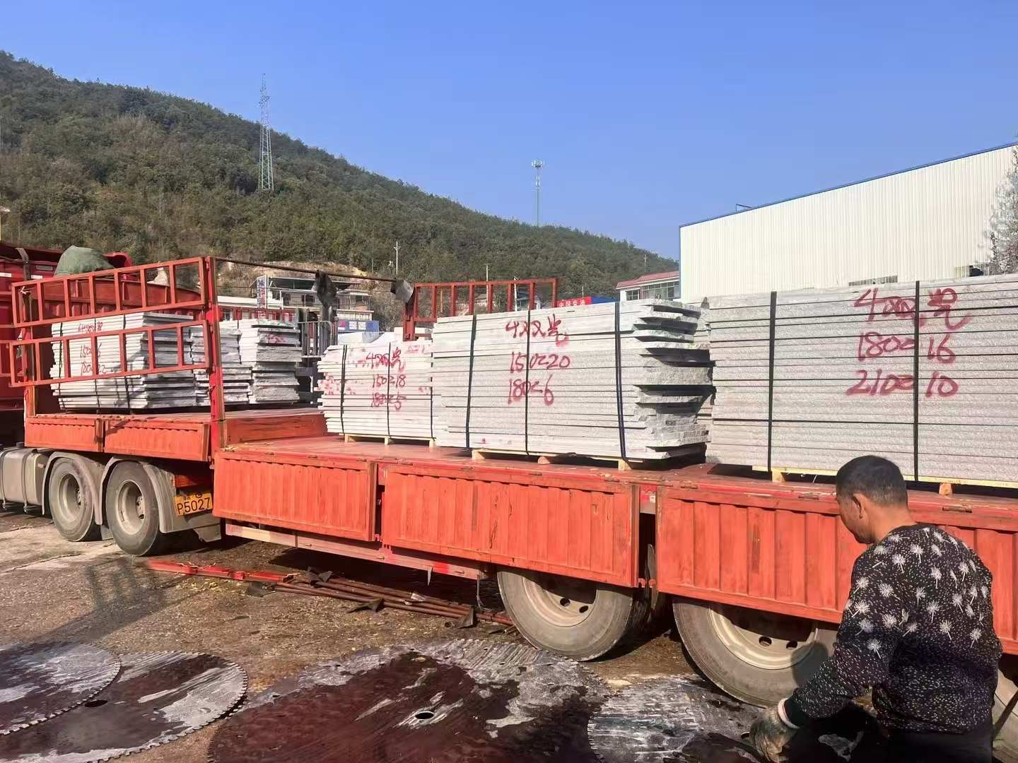 南通 芝麻灰花岗岩光面毛板出货日常