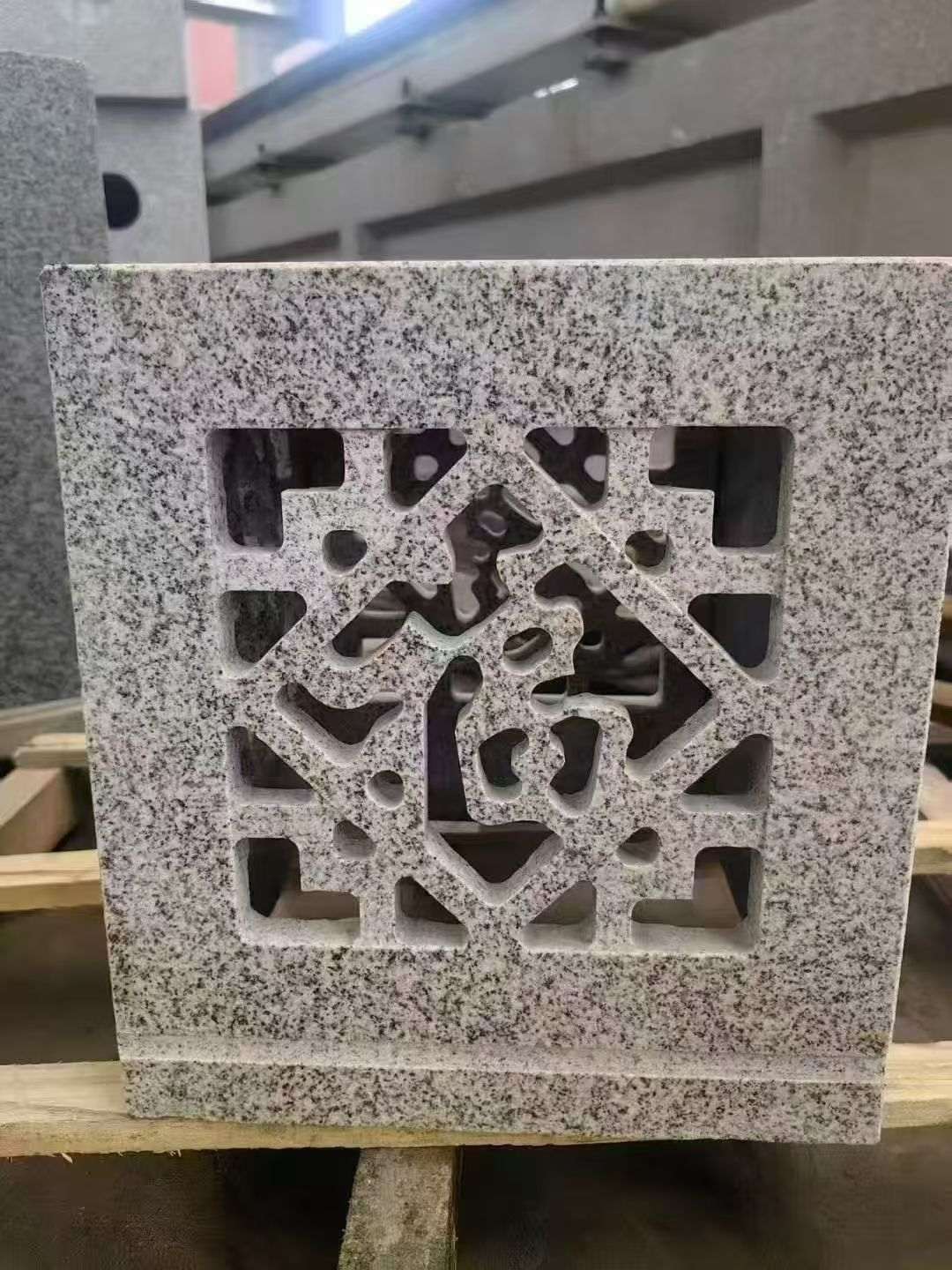 南通 芝麻白花岗岩镂空雕花灯笼